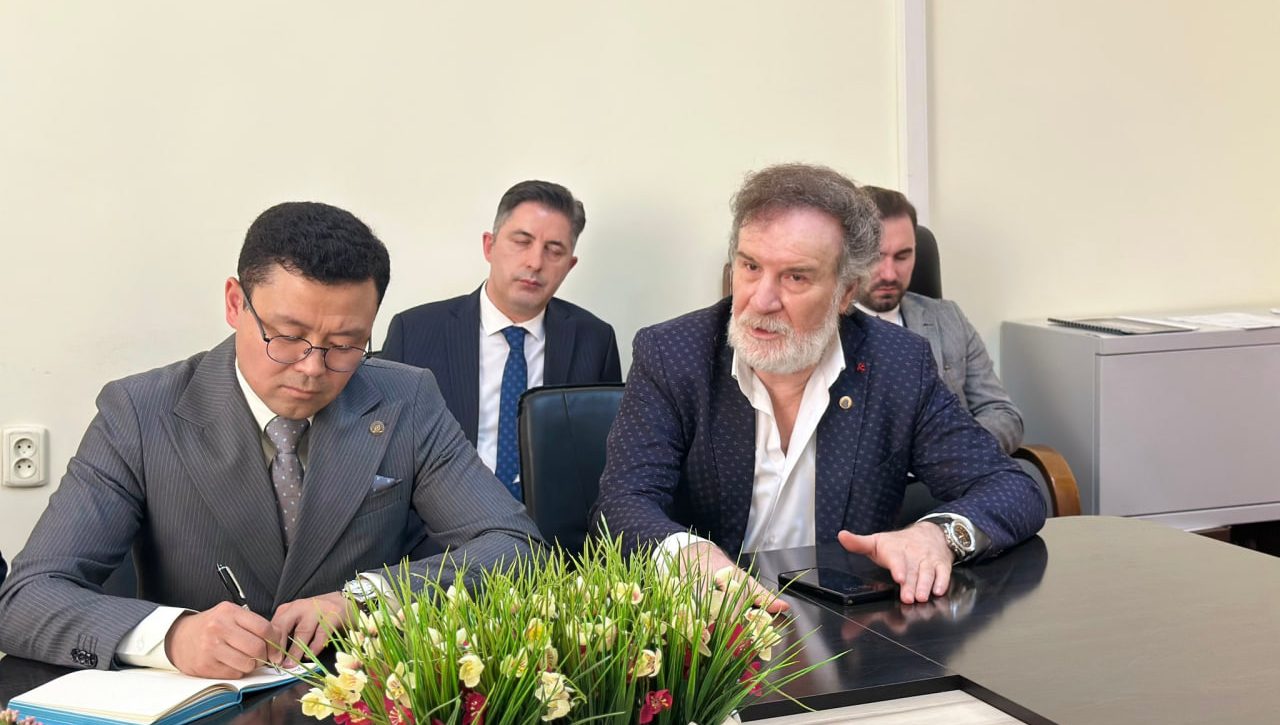 Qirg‘iziston Madaniyat vazirligida Chingiz Aytmatov xotirasiga bag‘ishlangan  forum ishtirokchilari bilan muloqot bo‘ldi
