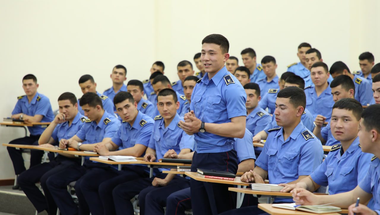 AKADEMIK VA YOSHLAR UCHRASHUVI