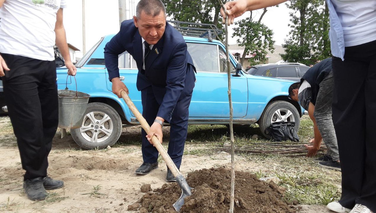 Akmal Saidov Jizzaxdagi “Yashil makon” umummilliy aksiyasida qatnashdi