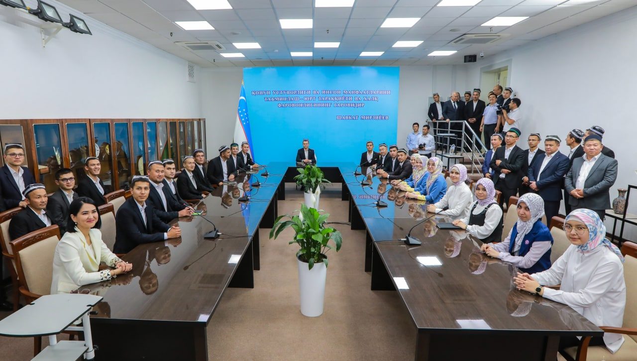 “Vatanni sevmoq iymondandir” mavzusidagi insholar tanlovi g‘oliblari parlament faoliyati bilan tanishdi