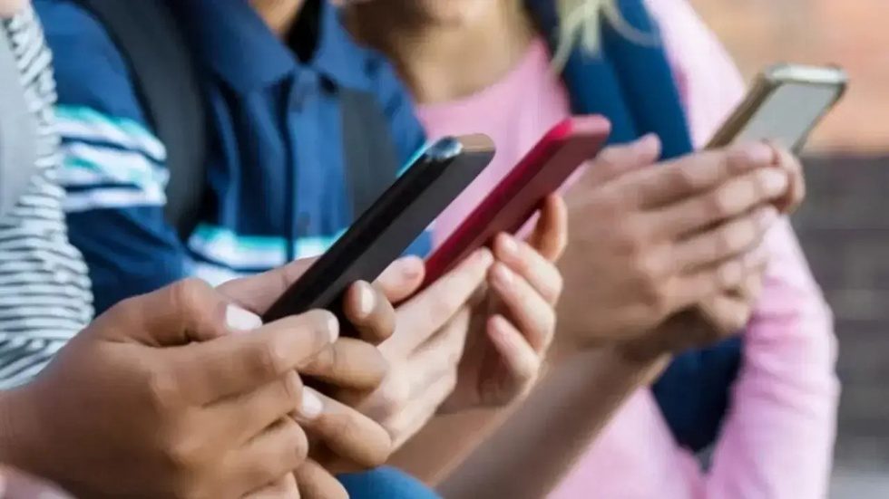 Fransiyada 15 yoshdan kichik bolalarga ijtimoiy tarmoqlar taqiqlandi