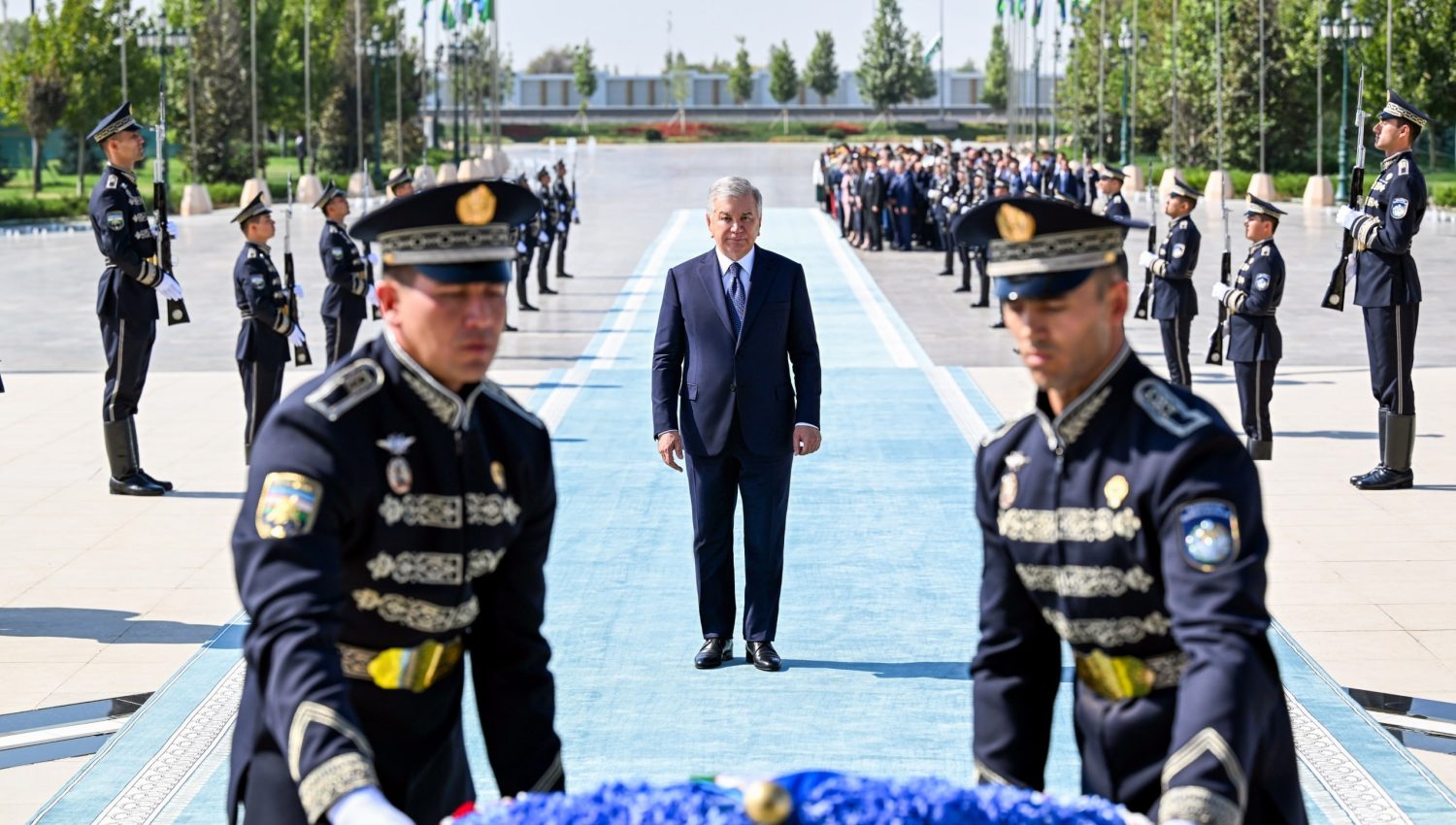 Президент возложил цветы к подножию Монумента независимости