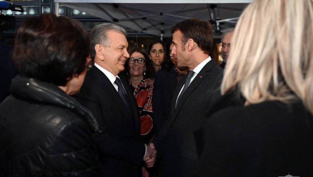 Shavkat Mirziyoyev va Emmanuel Makron O‘zbekistonning boy moddiy madaniyatiga bag‘ishlangan ko‘rgazma bilan tanishdilar