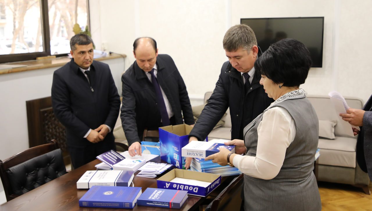 O‘ZBEKISTON TARIXI DAVLAT MUZEYIGA HUQUQIY NASHRLAR SOVG‘A QILINDI