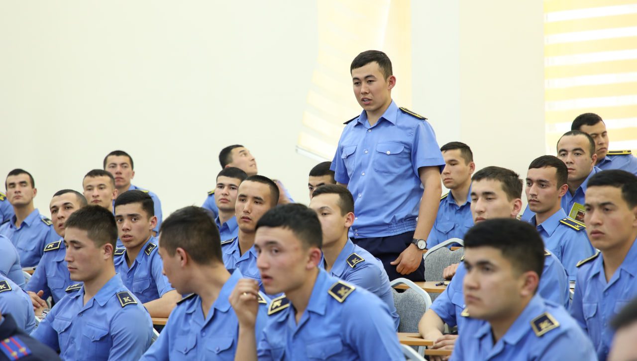 AKADEMIK VA YOSHLAR UCHRASHUVI