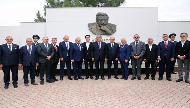 «Ota-Beyit» qabristonida Chingiz Aytmatov xotirasi yod etildi