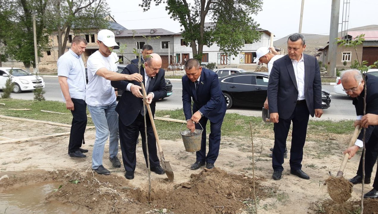Akmal Saidov Jizzaxdagi “Yashil makon” umummilliy aksiyasida qatnashdi
