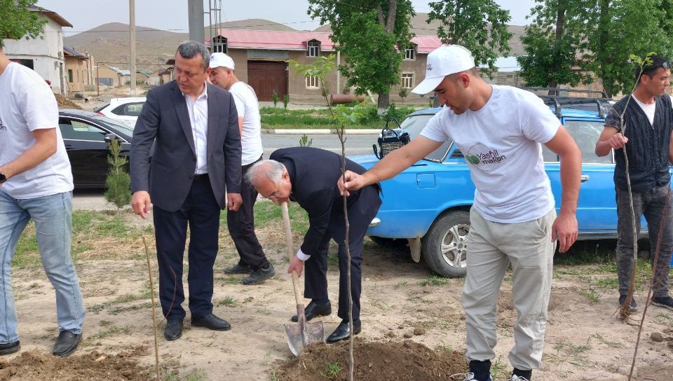 Akmal Saidov Jizzaxdagi “Yashil makon” umummilliy aksiyasida qatnashdi