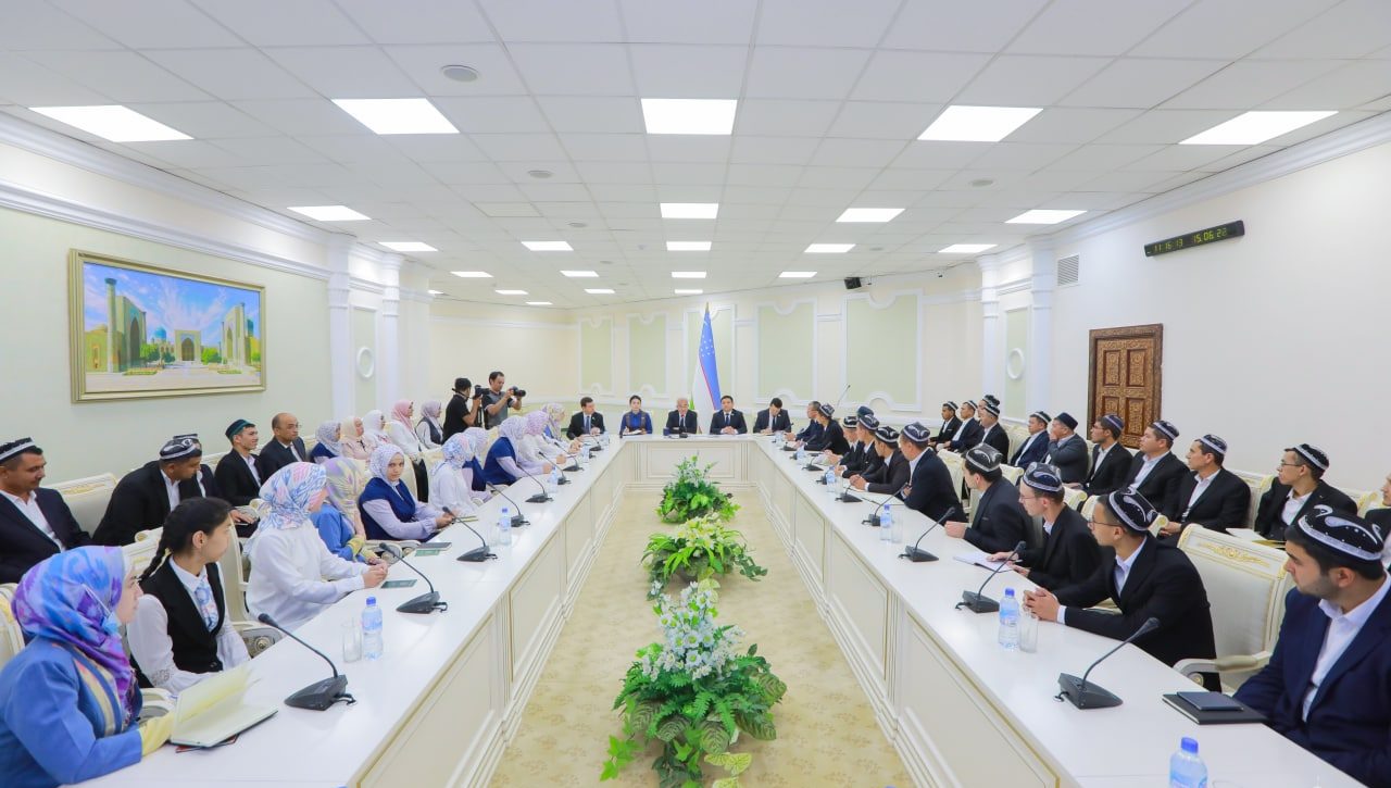 “Vatanni sevmoq iymondandir” mavzusidagi insholar tanlovi g‘oliblari parlament faoliyati bilan tanishdi
