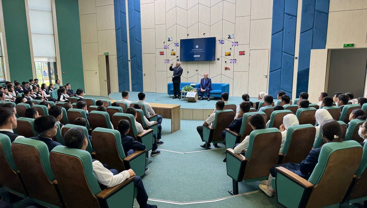 Nurafshon shahridagi Prezident maktabida taniqli akademiklar bilan uchrashuv bo‘ldi