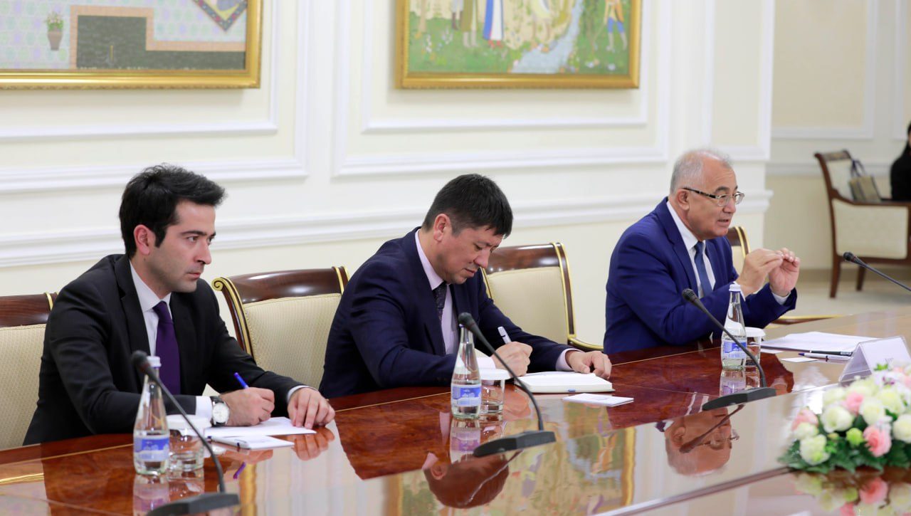 Oliy Majlis Qonunchilik palatasi Spikerining birinchi o‘rinbosari Akmal Saidov O‘zbekiston Respublikasi Prezidenti saylovida xalqaro kuzatuvchi sifatida ishtirok etish uchun mamlakatimizga kelgan Fransiya Senati huzuridagi "Fransiya-Markaziy Osiyo" parlamentlararo do‘stlik guruhi rahbari Erve Morey boshchiligidagi delegatsiya a`zolari bilan uchrashdi