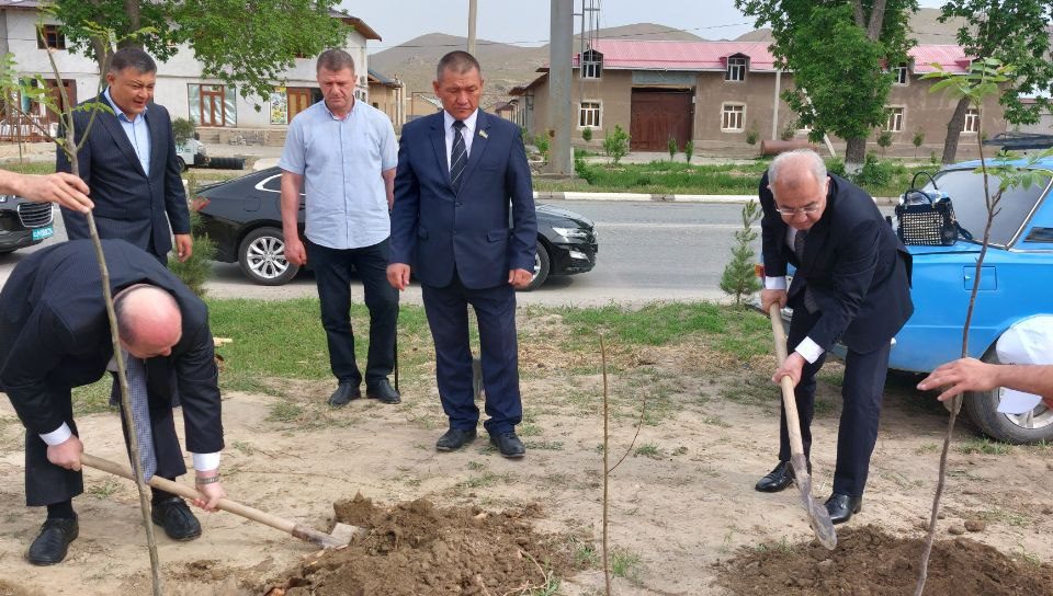 Akmal Saidov Jizzaxdagi “Yashil makon” umummilliy aksiyasida qatnashdi