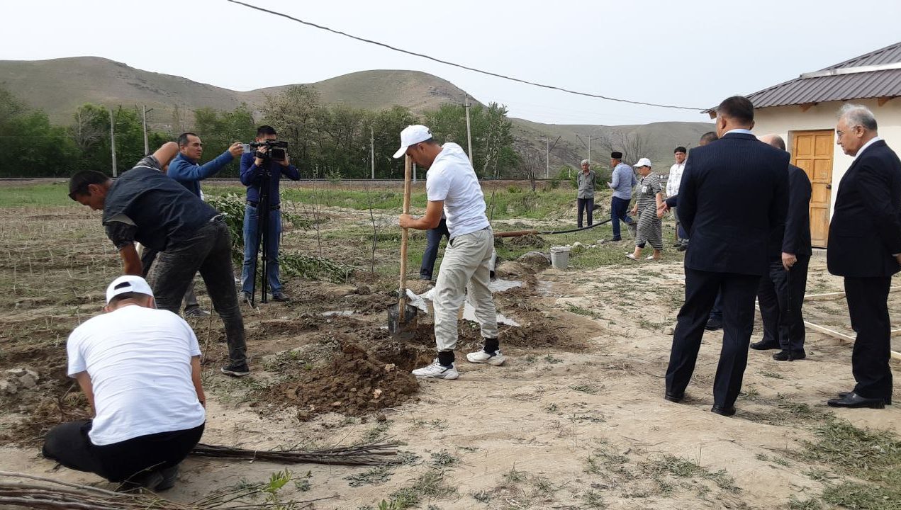 Akmal Saidov Jizzaxdagi “Yashil makon” umummilliy aksiyasida qatnashdi