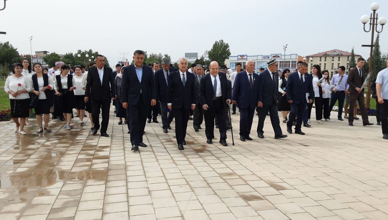Sharof Rashidovning Jizzax shahridagi haykali poyiga gulchambarlar qo‘yildi