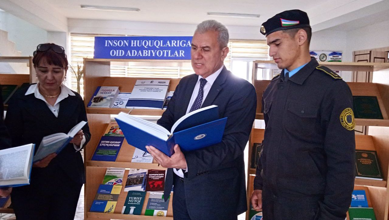 Buxoro viloyati axborot-kutubxona markaziga noyob huquqiy adabiyotlar topshirildi