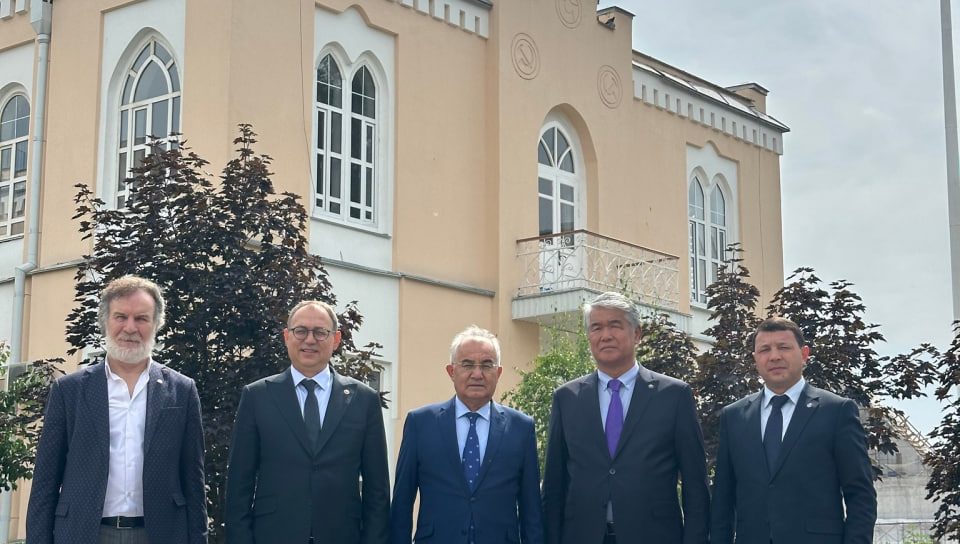 Qirg‘iziston Madaniyat vazirligida Chingiz Aytmatov xotirasiga bag‘ishlangan  forum ishtirokchilari bilan muloqot bo‘ldi