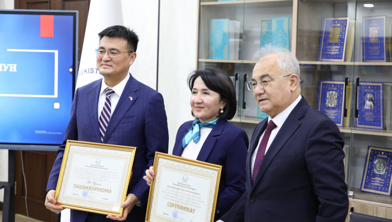 Хитой Элчихонаси Инсон ҳуқуқлари уйига 800 та китоб совға қилди