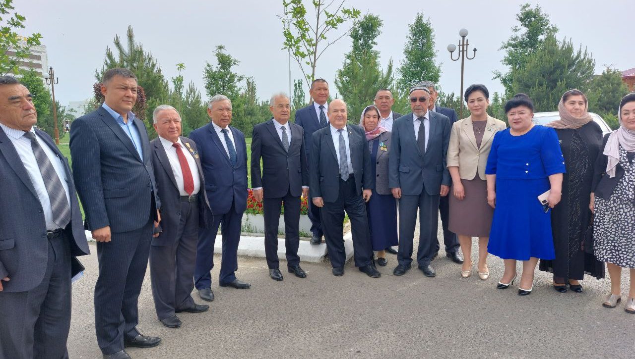 Sharof Rashidovning Jizzax shahridagi haykali poyiga gulchambarlar qo‘yildi
