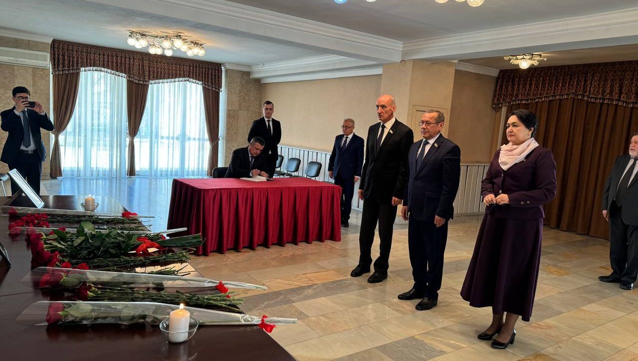 O‘zbekiston Respublikasi Oliy Majlisi Qonunchilik palatasi Spikeri Nuriddin Ismoilov boshchiligidagi parlament a’zolari “Krokus Siti Xoll” konsert zalida sodir etilgan terakt munosabati bilan Rossiyaning Toshkentdagi elchixonasiga tashrif buyurib, Rossiya xalqiga ta’ziya bildirdi