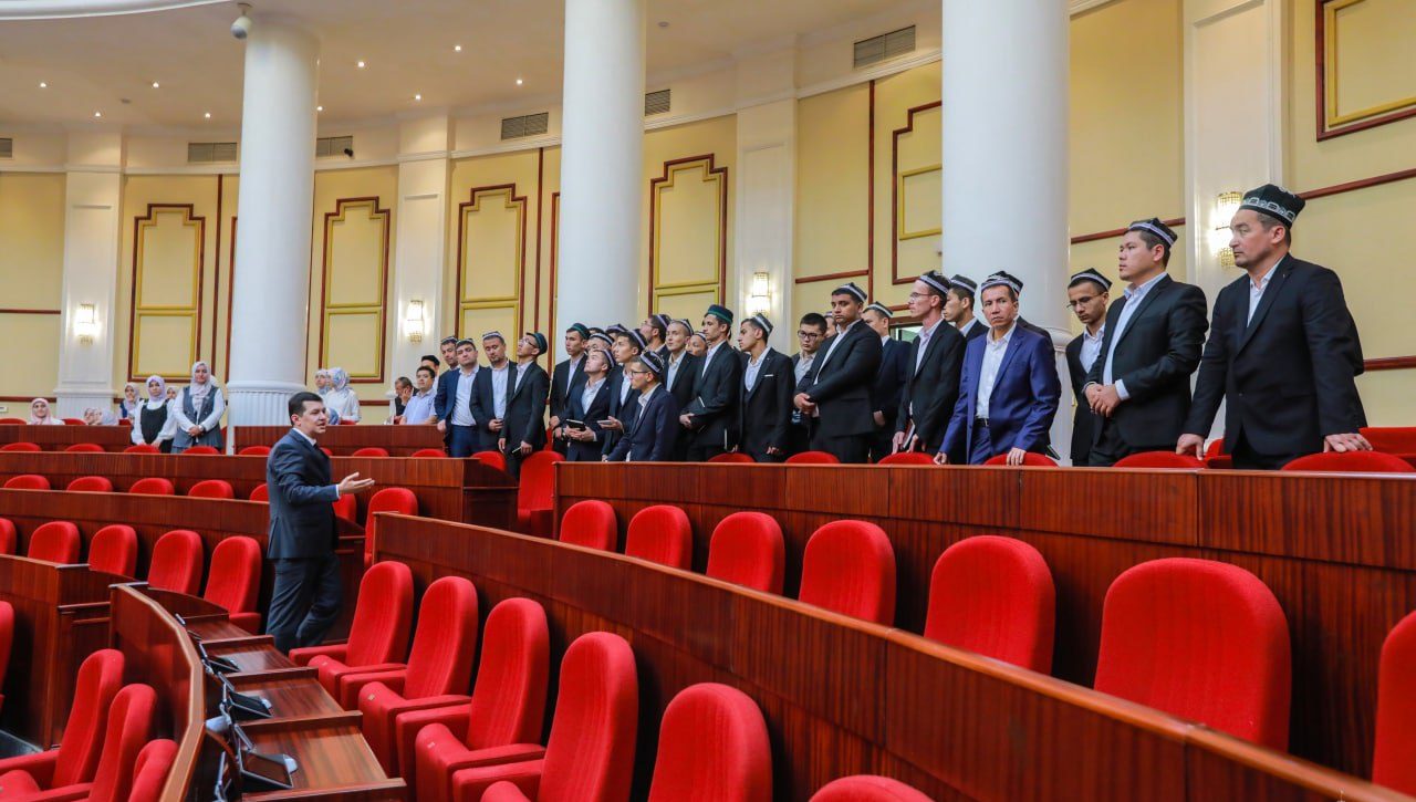 “Vatanni sevmoq iymondandir” mavzusidagi insholar tanlovi g‘oliblari parlament faoliyati bilan tanishdi