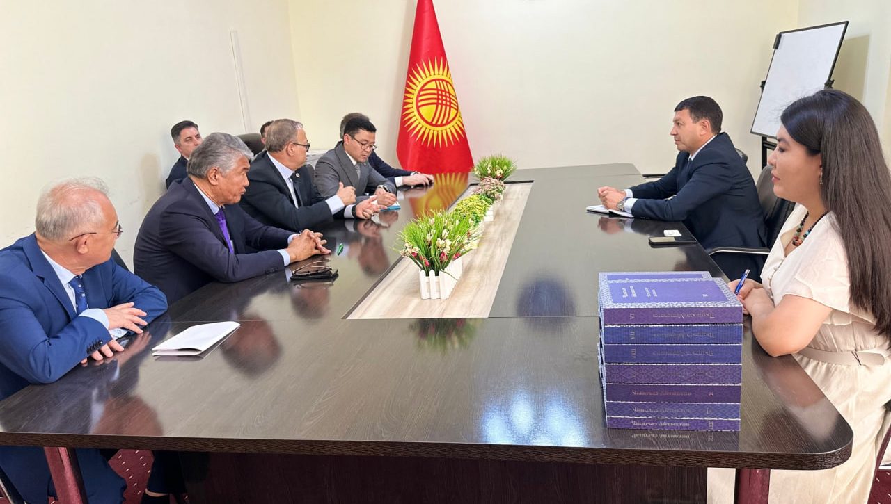 Qirg‘iziston Madaniyat vazirligida Chingiz Aytmatov xotirasiga bag‘ishlangan  forum ishtirokchilari bilan muloqot bo‘ldi