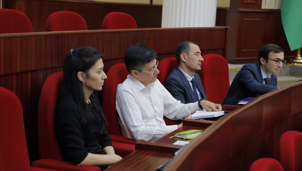 Parlament eshituvida deputatlar oliy ma’lumotli yoshlarning doimiy ish bilan ta’minlanishi, iqtidorli yoshlarning ta’lim kreditiga ega bo‘lishi, o‘z yo‘lini topa olmayotgan yoshlarni kasb-hunarga qayta tayyorlash masalalarida yechimini kutayotgan muammolar mavjudligiga e’tibor qaratdi