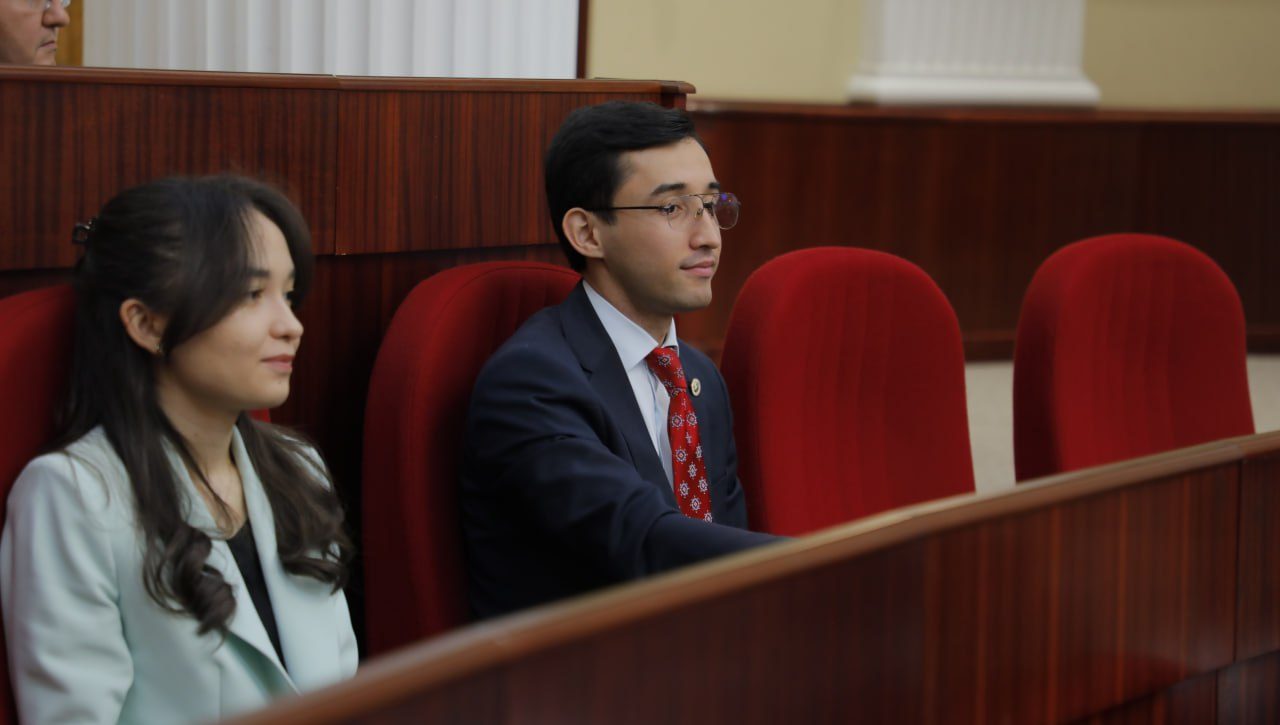 Parlament eshituvida deputatlar oliy ma’lumotli yoshlarning doimiy ish bilan ta’minlanishi, iqtidorli yoshlarning ta’lim kreditiga ega bo‘lishi, o‘z yo‘lini topa olmayotgan yoshlarni kasb-hunarga qayta tayyorlash masalalarida yechimini kutayotgan muammolar mavjudligiga e’tibor qaratdi