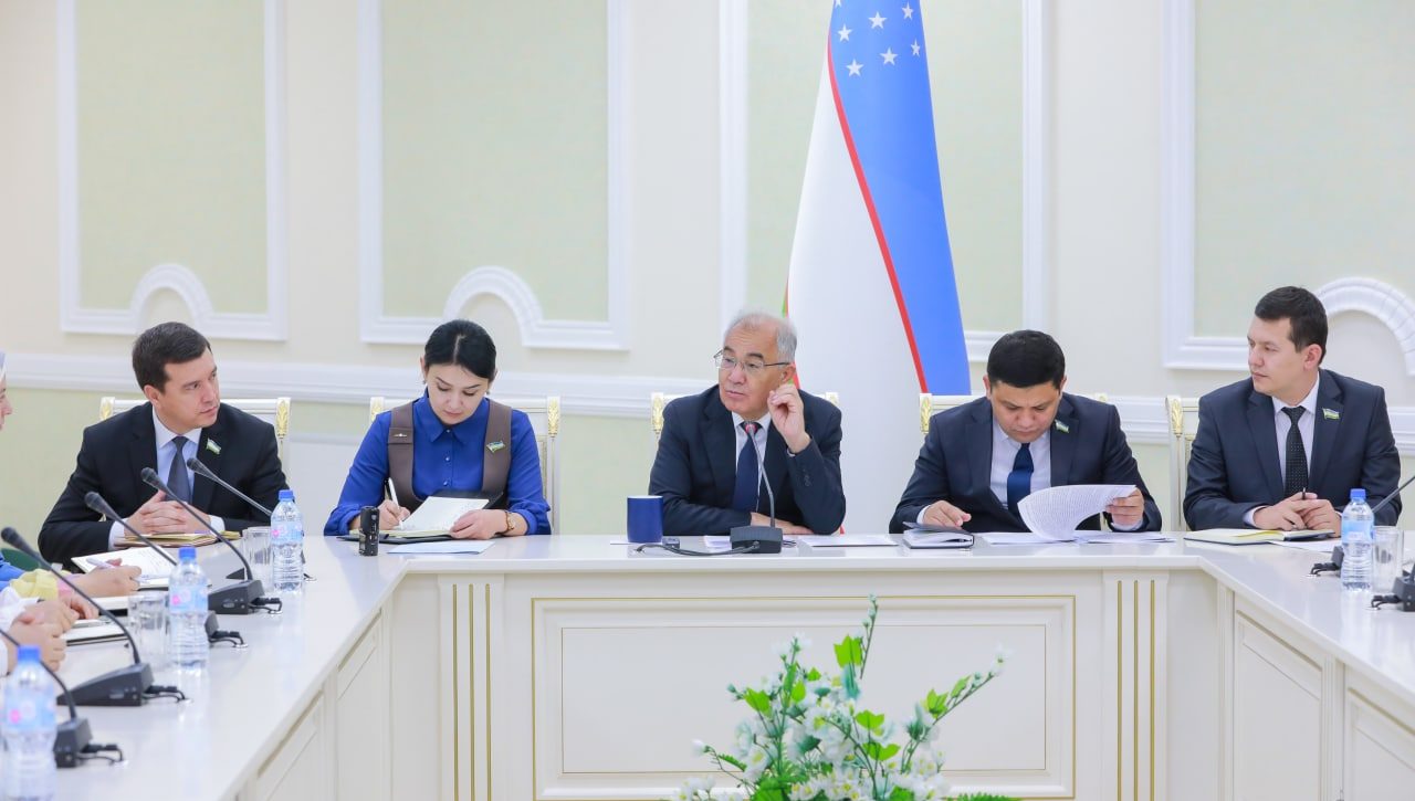 “Vatanni sevmoq iymondandir” mavzusidagi insholar tanlovi g‘oliblari parlament faoliyati bilan tanishdi
