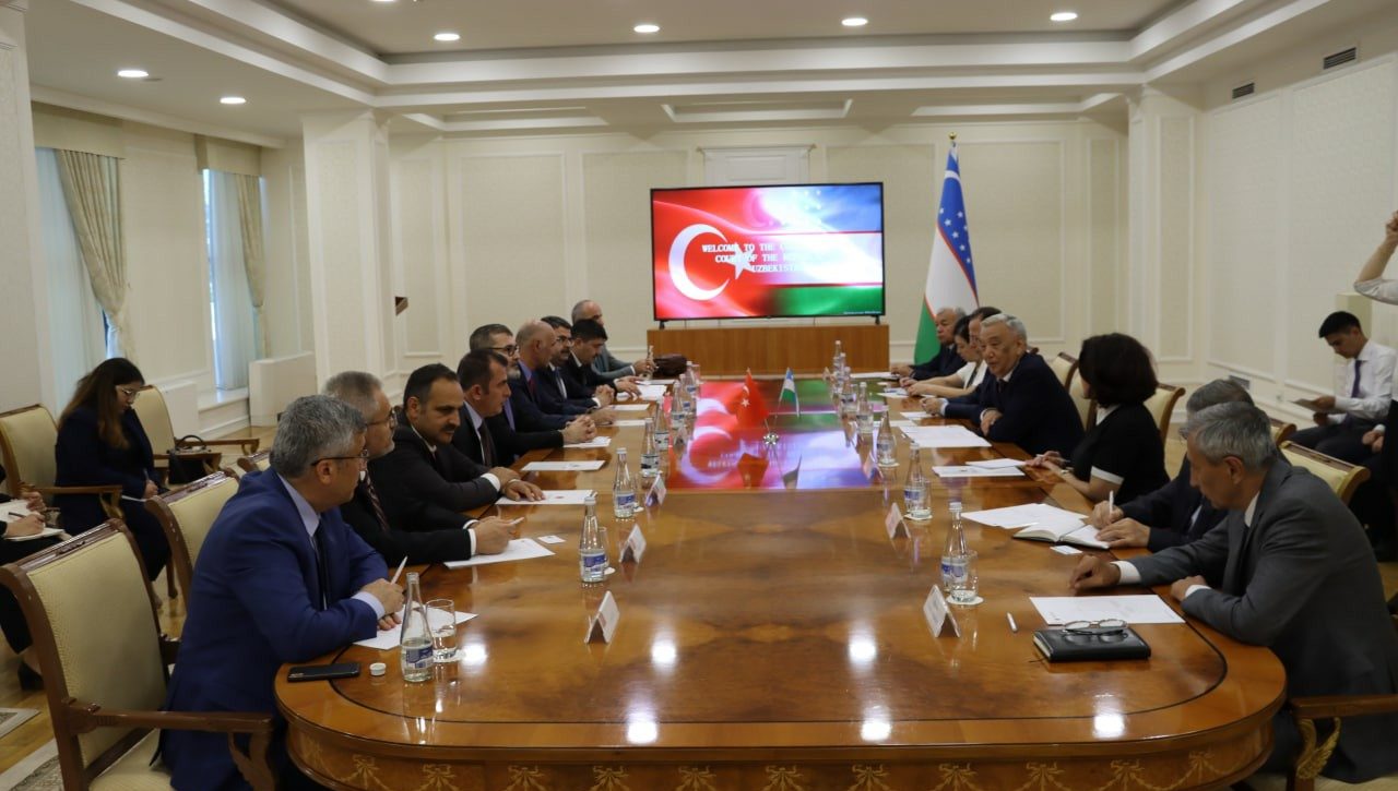 O‘zbekiston Respublikasi Konstitutsiyaviy sudi raisi va Turkiyaning Inson huquqlari va tenglik instituti raisi bilan uchrashuvdan foto lavhalar