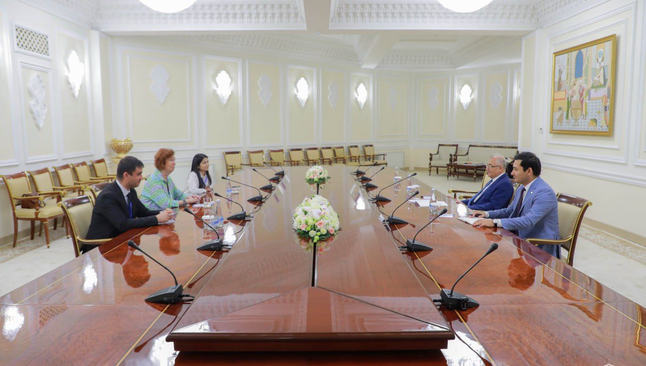Joriy yilning 8 iyul kuni Oliy Majlis Qonunchilik palatasi Spikerining birinchi o‘rinbosari Akmal Saidov O‘zbekiston Respublikasi Prezidenti saylovida xalqaro kuzatuvchi sifatida ishtirok etish uchun mamlakatimizga kelgan Serra-Leone Respublikasi Maxsus sudi sudyasi Renata Vinter bilan uchrashdi.
