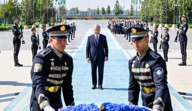 Президентимиз Мустақиллик монументи пойига гул қўйди