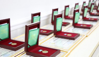 “Inson huquqlari himoyasi uchun” ko‘krak nishoni sovrindorlariga topshirildi