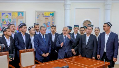 “Vatanni sevmoq iymondandir” mavzusidagi insholar tanlovi g‘oliblari parlament faoliyati bilan tanishdi