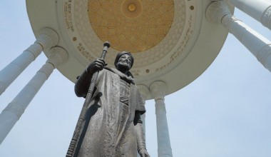 Haq yo‘linda kim sanga bir harf o‘qutmish ranj ila,  Aylamak bo‘lmas ado oning haqin yuz ganj ila.   