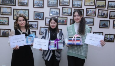 Ғолиблар инсон ҳуқуқларига оид китоблар билан тақдирланди