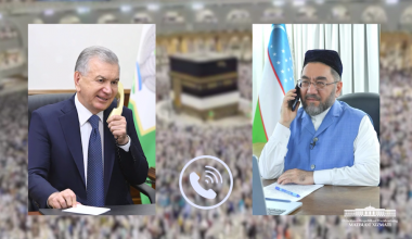 Pilgrims from Uzbekistan offer prayers for the nation