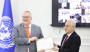 YEXHTning O‘zbekistondagi loyihalari muvofiqlashtiruvchisi  Inson huquqlari uyiga texnik uskunalar va kitoblar topshirdi