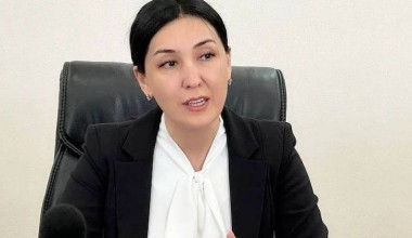 2025 йилнинг 11-12 сентябрь кунлари Тошкент шаҳрида Марказий Осиё давлатлари Болалар омбудсманларининг биринчи халқаро форуми бўлиб ўтади. Бирлашган Миллатлар ташкилоти (БМТ)нинг Болалар жамғармаси (ЮНИСЕФ) ҳамда Европа хавфсизлик ва ҳамкорлик ташкилоти (ЕХҲТ)нинг Ўзбекистондаги лойиҳалари координатори билан ҳамкорликда ташкил этилаётган халқаро анжуман “Марказий Осиё давлатларида бола ҳуқуқларини ҳимоя қилиш механизмларини такомиллаштиришнинг долзарб масалалари: Болалар омбудсманлари минтақавий ҳамкорлиги истиқболлари” мавзусига бағишланади.    Ўзбекистон Болалар омбудсмани Сурайё Раҳмонова мазкур халқаро форум ҳақида сўзлаб берди:    – Кейинги йилларда мамлакатимизда болалар манфаатларини ишончли таъминлаш йўлида изчил ислоҳотлар амалга оширилмоқда. Болалар меҳнатига барҳам бериш, уларни турли зўравонликлардан ҳимоя қилишга қаратилган амалий ишлар халқаро миқёсда ҳам эътироф этилаётир.    Ўзбекистонда Президентимиз Шавкат Мирзиёев раҳбарлигида амалга оширилаётган очиқ, прагматик ва кўп қиррали ташқи сиёсат бола ҳуқуқлари соҳасида ҳам ўзининг самарали ифодасини топмоқда. Болалар манфаати йўлида халқаро ҳамкорликнинг янги йўналишлари кенгаймоқда.  Халқаро даражадаги йирик ташкилот – ЮНИСЕФ билан Ўзбекистоннинг ҳамкорлиги мустаҳкамланиб бормоқда. Ўзаро ҳамкорликда кўплаб хайрли ишлар амалга оширилди.     Болалар дуч келаётган мураккаб ҳолатларни давлатлараро ҳамкорлик асосида ҳал этиш бўйича қўшма ишлар олиб борилмоқда. Бу борада Ўзбекистон Болалар омбудсмани бошқа давлатлар Болалар омбудсманлари билан самарали алоқаларни изчил йўлга қўйган.    Жумладан, Марказий Осиё давлатлари Болалар омбудсманларининг яқиндан алоқалари ва биргаликдаги саъй-ҳаракатлари натижасида ижтимоий оғир аҳволда бўлган болаларни хориждан ўз Ватанига қайтариш чоралари кўрилмоқда. Бундай болаларнинг бузилган ҳуқуқларини тиклаш, уларга ижтимоий хизматлар кўрсатиш ҳамда зарур ҳужжатлар расмийлаштириш,  васийликка бериш каби амалий ишлар бажарилмоқда.    Айтиш жоизки, бола ҳуқуқларини ҳимоялаш соҳасида минтақада илғор давлатлардан бўлган Ўзбекистон Марказий Осиё давлатлари Болалар омбудсманлари мулоқоти минтақавий платформасини яратиш ташаббусини илгари сурди.  Бунинг амалий натижаси сифатида пойтахтимизда бўлиб ўтадиган биринчи халқаро форумдан кўзланган асосий мақсад – болаларни ҳимоя қилиш соҳасида конструктив тажриба алмашиш, умумий муаммоларни оптимал ҳал этишга қаратилган чора-тадбирларни белгилашдир.    Минтақавий ва трансмиллий таҳдид ва хавф-хатарларга қарши курашиш бўйича ягона ёндашувларни ишлаб чиқиш учун Марказий Осиё давлатларининг Болалар омбудсманлари ўртасидаги мулоқот ўзаро ҳамкорликнинг самарали минтақавий платформасига айланади.    Мамлакатимиз мезбонлик қилаётган халқаро анжуманда Марказий Осиё давлатлари – Қозоғистон, Қирғизистон, Тожикистон ва Туркманистон Болалар омбудсманлари билан бир қаторда  Финляндия, Норвегия, Хорватия каби Европа мамлакатлари Болалар омбудсманлари ва Европа Болалар омбудсманлари тармоғи (ENOC) вакиллари ҳам иштирок этиши кутилмоқда.  Форумда мамлакатимиз парламенти вакиллари, мутасадди давлат идоралари, нодавлат нотижорат ташкилотлар ҳамда ОАВ вакиллари қатнашади.    Икки кунлик халқаро форум доирасида бола ҳуқуқларини таъминлашнинг долзарб масалаларига бағишланган пленар сессиялар ўтказилади.    Марказий Осиё давлатларининг бола ҳуқуқларига оид халқаро ҳужжатлар нормаларини миллий қонунчиликка жорий этиш тажрибаси, минтақада болалар вазиятининг миллий мониторинги,  Болалар омбудсманларининг минтақалараро ва халқаро ҳамкорлигини ривожлантириш истиқболлари, Интернет маконида болаларнинг хавфсизлигини таъминлаш, болаларга нисбатан зўравонликнинг барча шаклларининг олдини олишнинг самарали механизми, болаларнинг одил судловдан самарали фойдаланиш имкониятларини таъминлаш каби долзарб масалалар эътибор марказида бўлади.  Кенг муҳокамалар ва ўзаро фикр алмашинув натижасида Марказий Осиё давлатлари Болалар омбудсманларининг мулоқот ва ўзаро ҳамкорлик минтақавий платформасини йўлга қўйиш, бола ҳуқуқларини ҳимоя қилишга қаратилган миллий стратегия ва режалардаги саъй-ҳаракатлар ҳамда халқаро ташаббусларни интеграция қилиш, шунингдек, минтақа мамлакатлари Болалар омбудсманларининг салоҳиятини ошириш вазифалари кўриб чиқилади.    Анжуман якунида бола ҳуқуқларини таъминлаш ва ҳимоя қилиш соҳасида Марказий Осиёда минтақалараро ҳамда халқаро ҳамкорликни янада мустаҳкамлаш мақсадида Марказий Осиё давлатлари Болалар омбудсманлари форуми Декларацияси қабул қилинади.  Ўзбекистон ташаббуси билан илк бор Тошкентда ташкил этилган Марказий Осиё давлатлари Болалар омбудсманлари форуми келгусида ҳар йили ўтказилиши режалаштирилмоқда.    Умуман, доимий асосдаги минтақавий платформанинг йўлга қўйилиши болалар манфаатларини ҳимоя қилиш соҳасида Марказий Осиё давлатлари ўртасида ягона мулоқот майдонининг мустаҳкам асоси бўлиб хизмат қилади.  Норгул Абдураимова, ЎзА